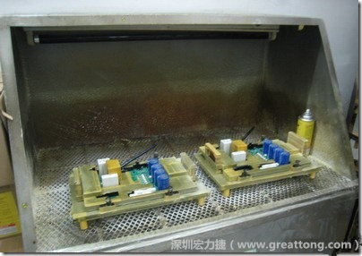 使用噴涂(Spraying)方式作業conformal coating時，需設備抽真空的設備，否則噴涂的物質會飄散到空氣當中，影響人體的健康。