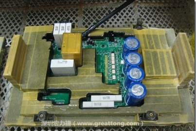 Conformal coating噴涂作業時可以使用治具把一些不可以噴涂到的地方及零件覆蓋起來，以免絕緣物質噴涂到一些需要作導電接觸的地方。