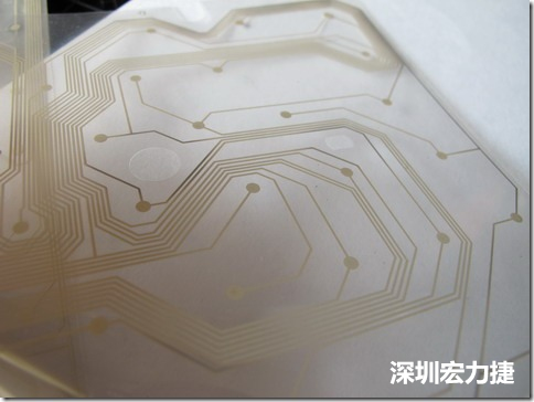 下面第二個(gè)圖則是另一片也有著按鍵線路的PTF，當(dāng)上、下兩面PTF的按鍵結(jié)點(diǎn)互相接觸后就可以計(jì)算出是哪個(gè)按鍵被按下了。可是當(dāng)按鍵沒(méi)有按下時(shí)，上下兩片PTF的線路則是分開(kāi)的，所以上圖那片PTF的線路上面其實(shí)還另外覆蓋了另一層透明的PET作為絕緣層，只露出了需要在鍵盤(pán)按下時(shí)才會(huì)碰觸的接觸點(diǎn)，因?yàn)檫@些材質(zhì)使用的都是Polymer，所以才撐這樣的技術(shù)為Polydome(聚合簧片)。